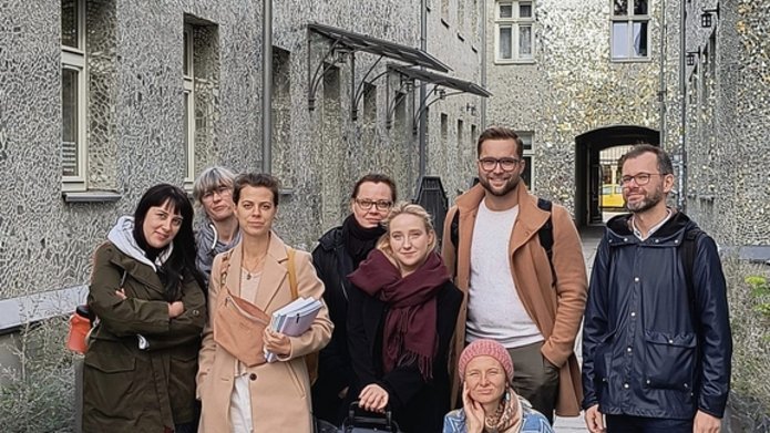 artystki-rezydentki i zespół projektu - zdjęcie grupowe w Pasażu Róży w Łodzi