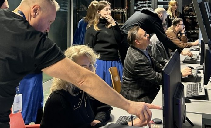 ludzie oglądają ekrany